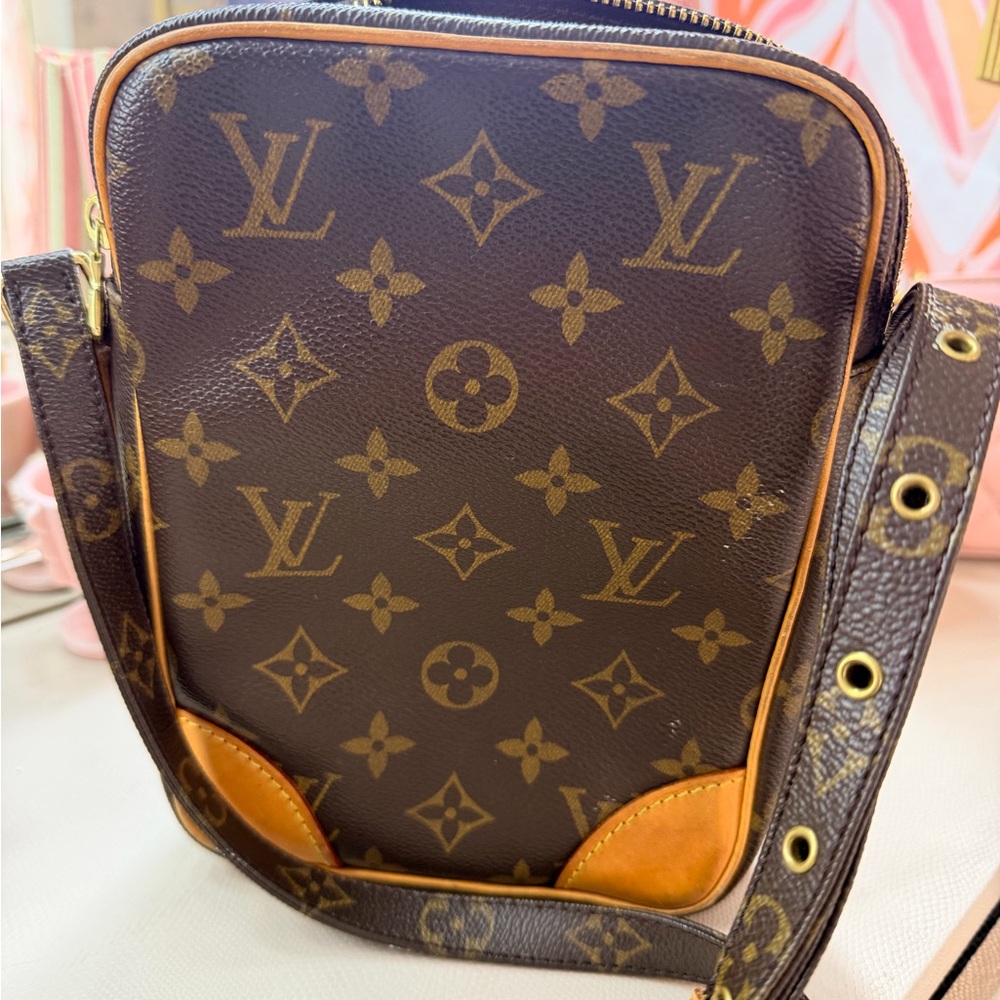 Louis Vuitton Danube crossbody Monogram Messenger Bag - Brown/Tan Leather Trim - Picture 10 of 16